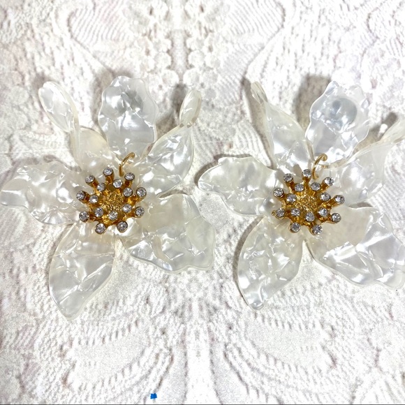 White pearled acrylic rhinestone flower earrings Cocktail party perfect - Picture 6 of 7